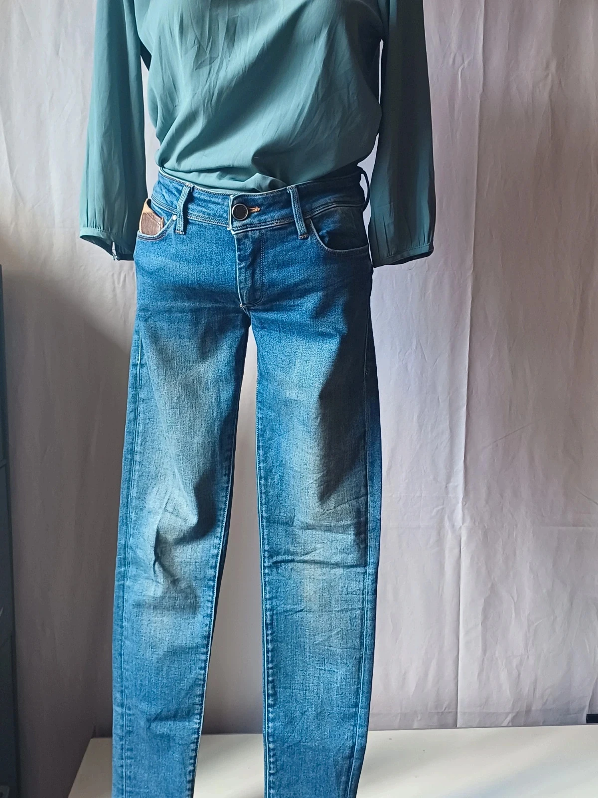 Jean salsa azul com detalhe de couro push up wonder tamanho US 29 – photo 2